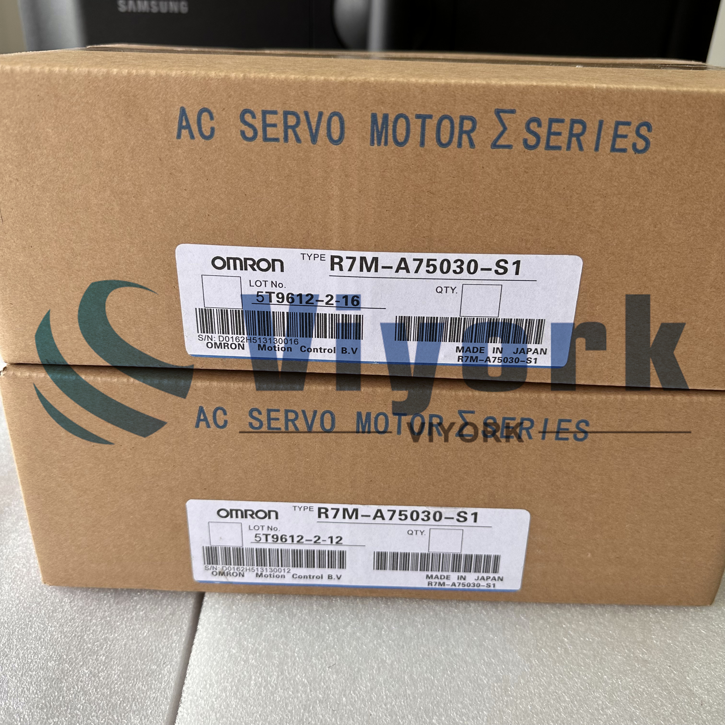 New OMRON Servo motor R7M-A75030-S1