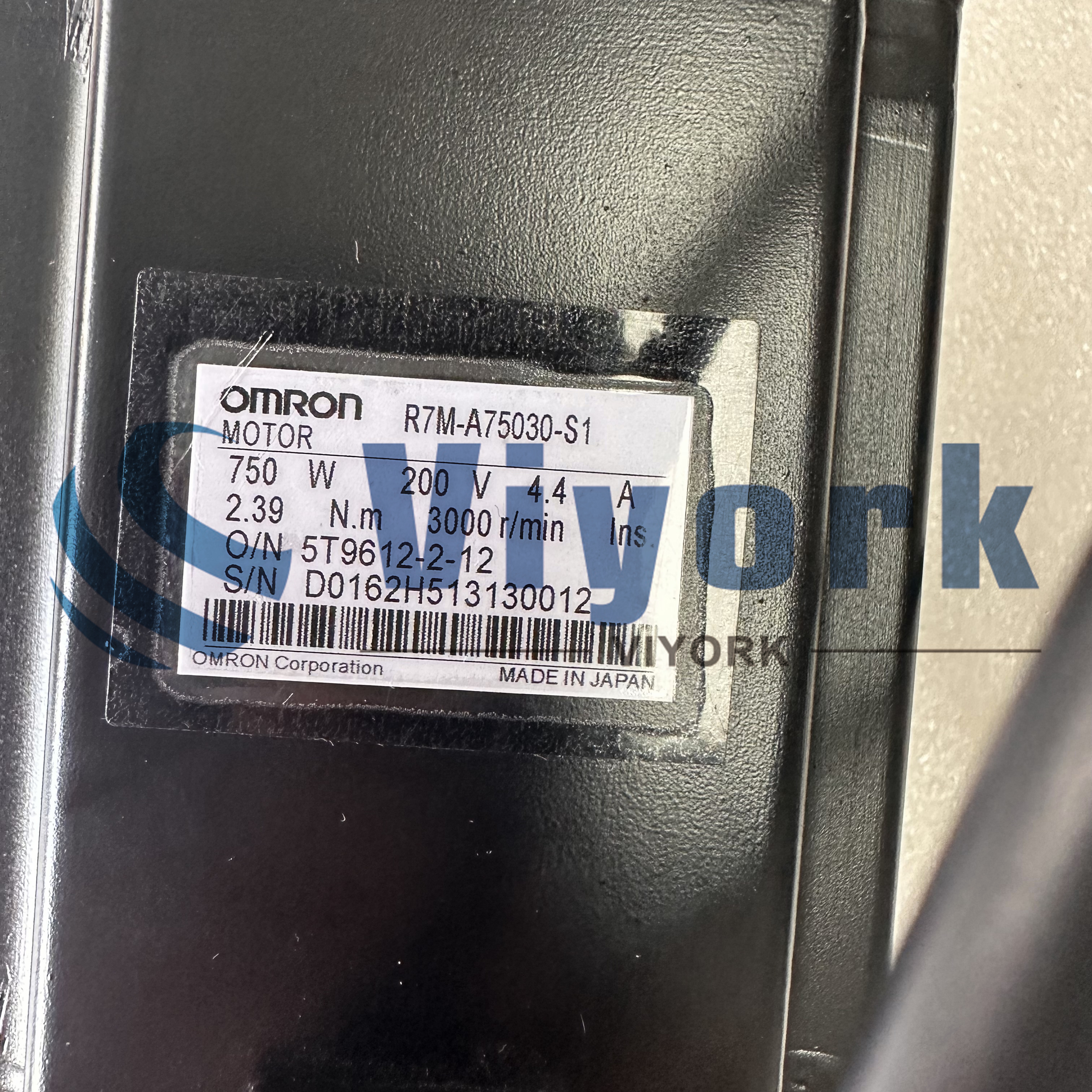 New OMRON Servo motor R7M-A75030-S1