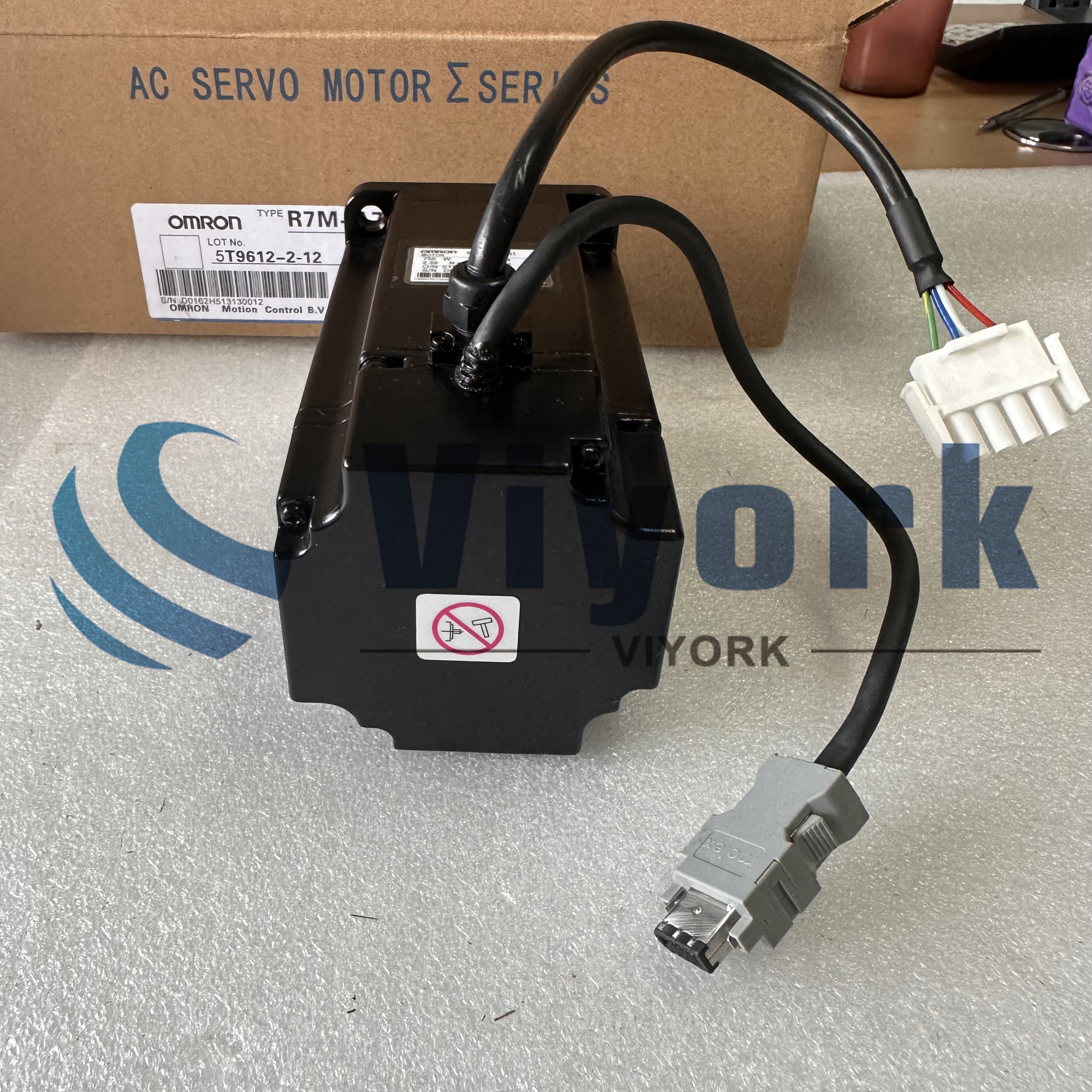 New OMRON Servo motor R7M-A75030-S1