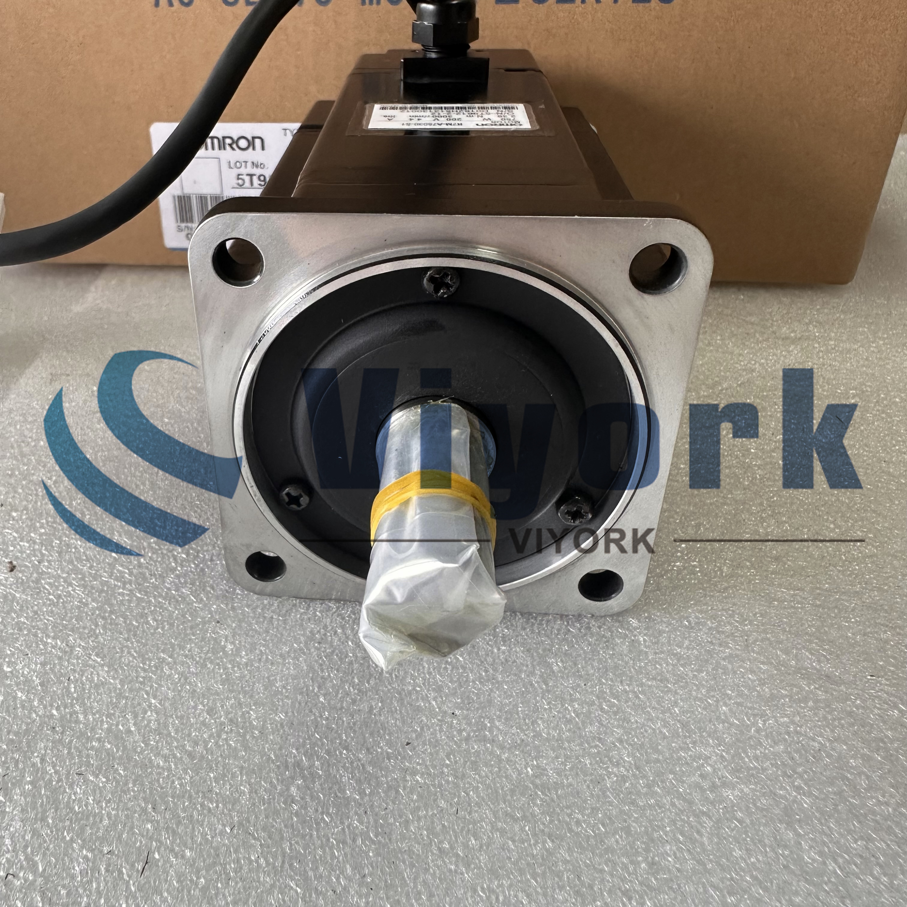 New OMRON Servo motor R7M-A75030-S1