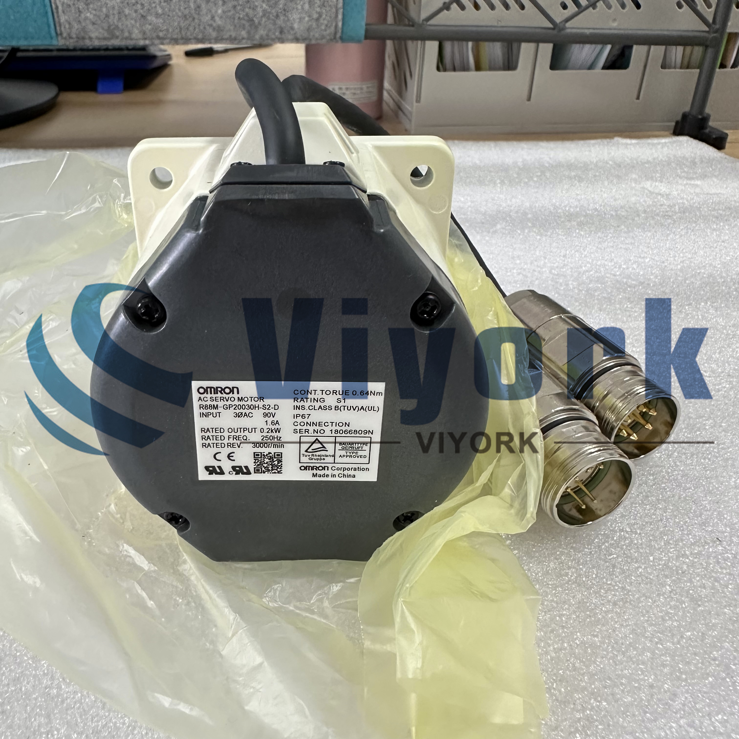 Omron R88M-GP20030H-S2-D AC SERVO MOTOR NEW