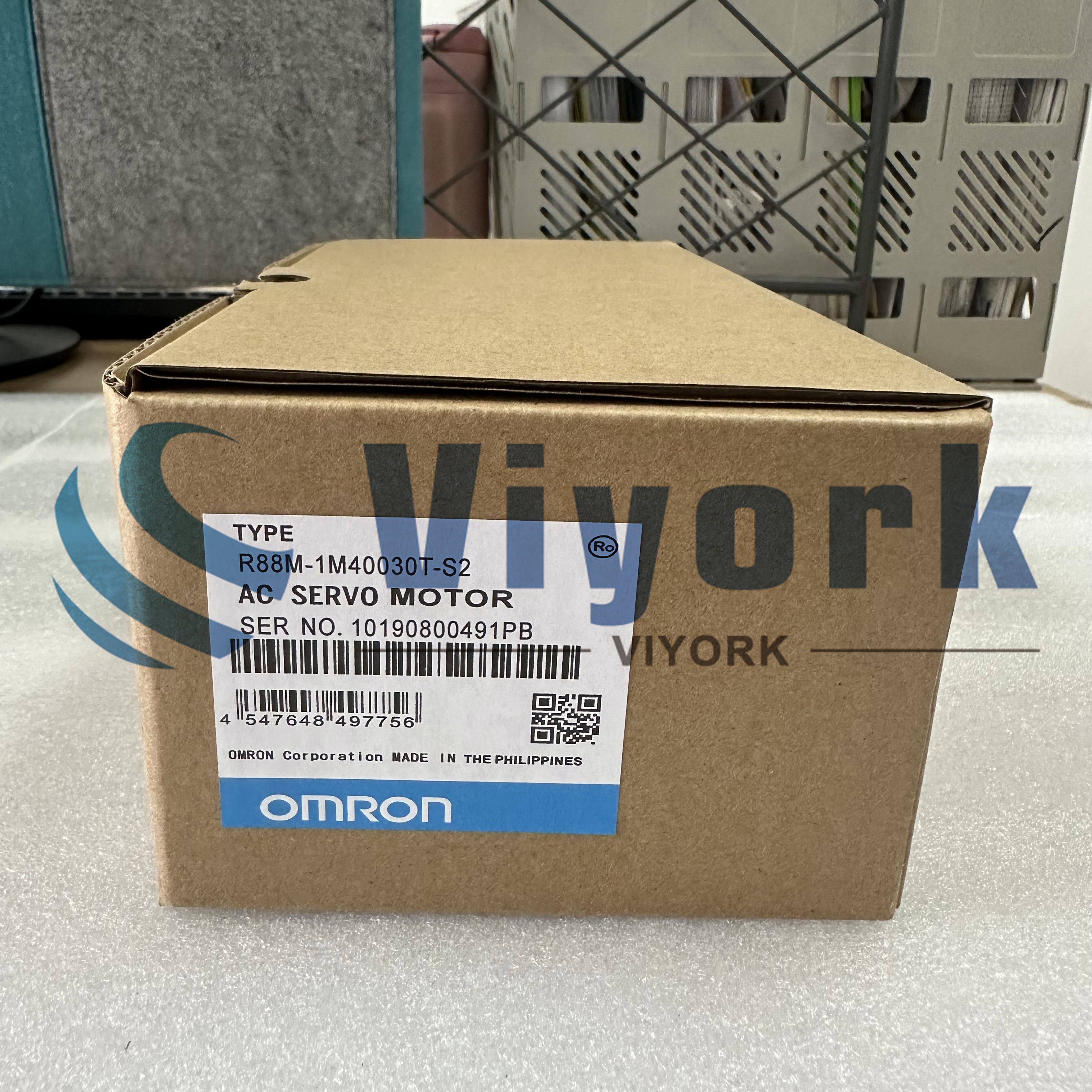 Omron R88M-1M40030T-S2 AC SERVO MOTOR NEW